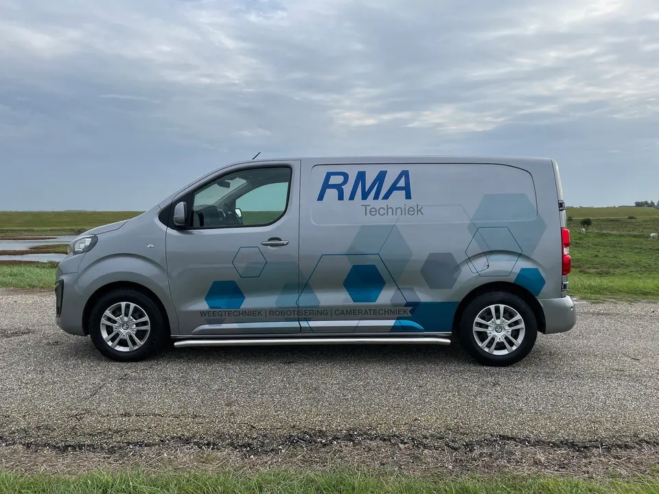 Nieuwe bus van RMA Techniek, rondom beplakt met geprinte transparante folie op metallic lak