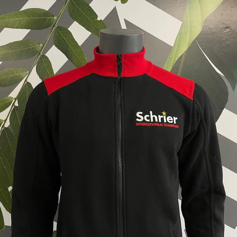 Vesten voor Schrier met geborduurde logo’s op borst, rug en mouw