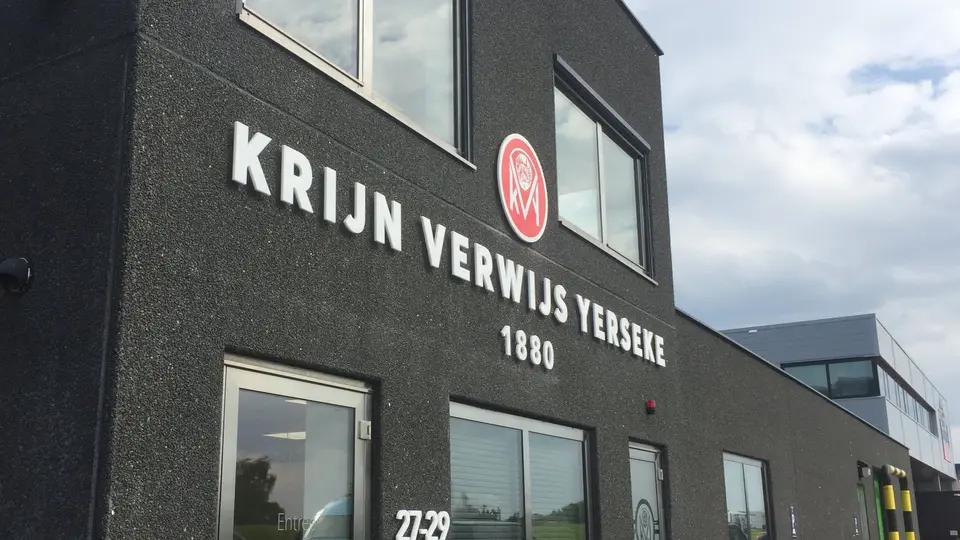 Krijn Verwijs Yerseke, gevelreclame
